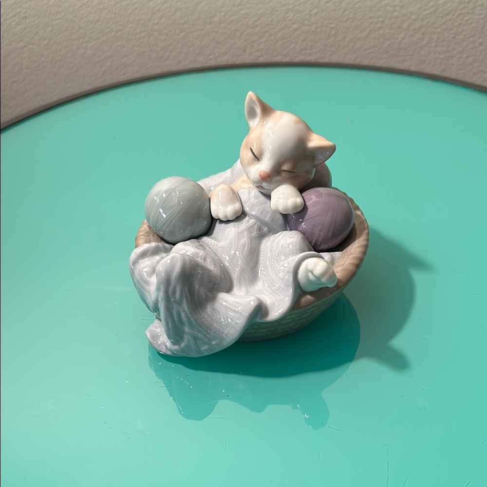 Vintage retired Lladro Nao # 1407 Comfy kitty
